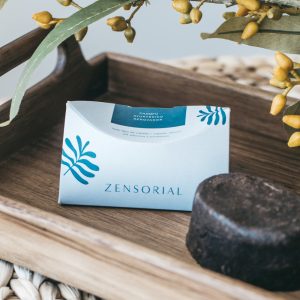 Champú sólido ayurvédico renovador vegano. Ayuda a equilibrar el cuero cabelludo, fortalecer el cabello y dejarlo suave y brillante. Pastilla 25gr.