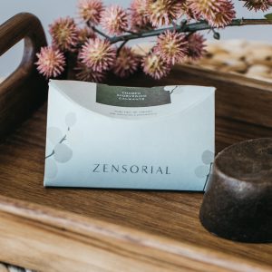 Champú sólido calmante ayurvédico vegano. Ayuda a equilibrar y fortalecer el cuero cabelludo, y dejar el cabello suave y brillante. Apto para método curly.